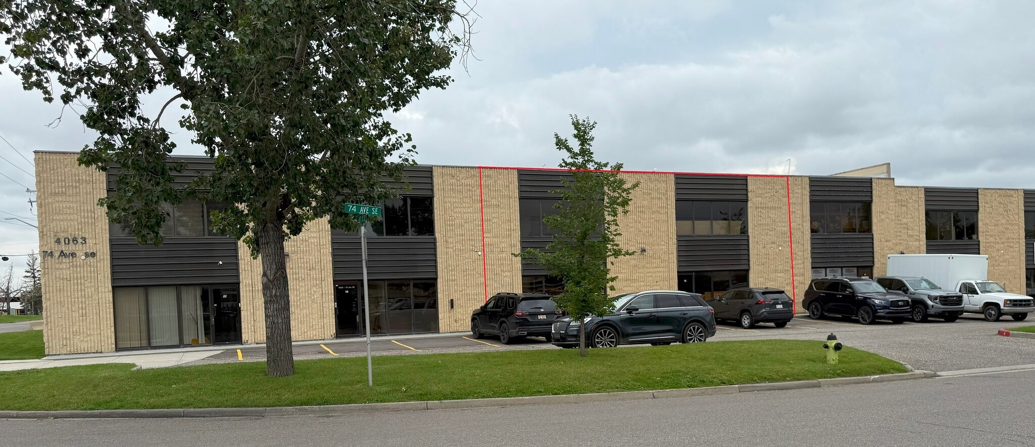 Commercial Condo Units at 4063 74 Ave SE portefeuille de 2 propriétés à vendre sur LoopNet.ca Photo du bâtiment- Image 1 de 24