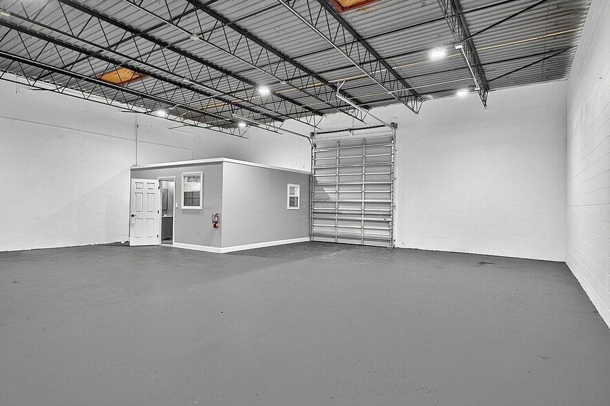 4926 Old Winter Garden Rd, Orlando, FL for lease - Building Photo - Image 2 of 6