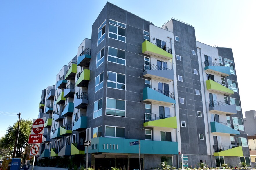 11111 Cumpston St, North Hollywood, CA à vendre - Photo du bâtiment - Image 3 de 5