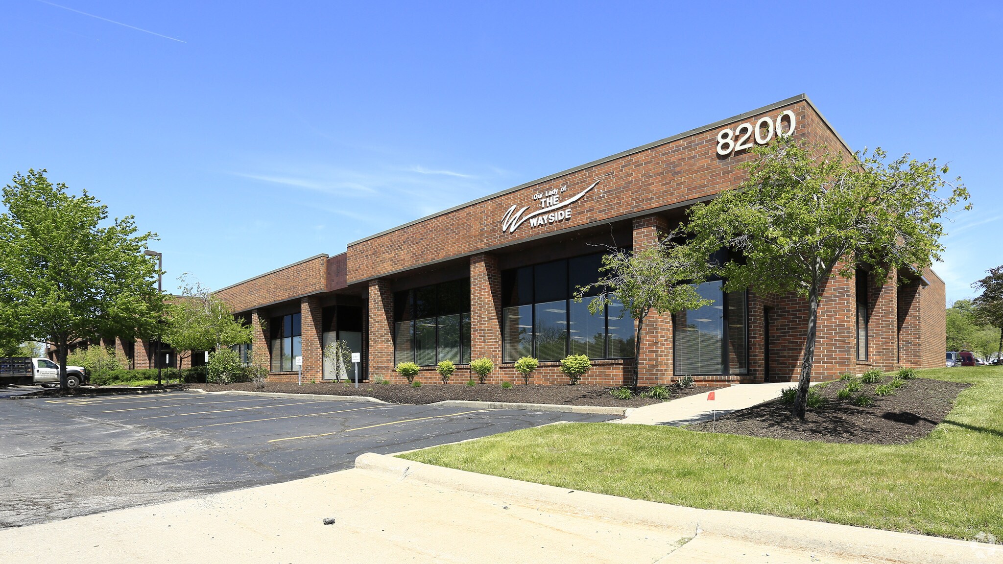 8200 Sweet Valley Dr, Valley View, OH à louer Photo principale- Image 1 de 20