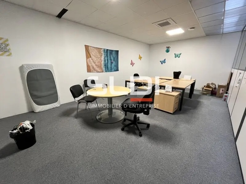 Office in Caluire-et-Cuire for lease Interior Photo- Image 1 of 7