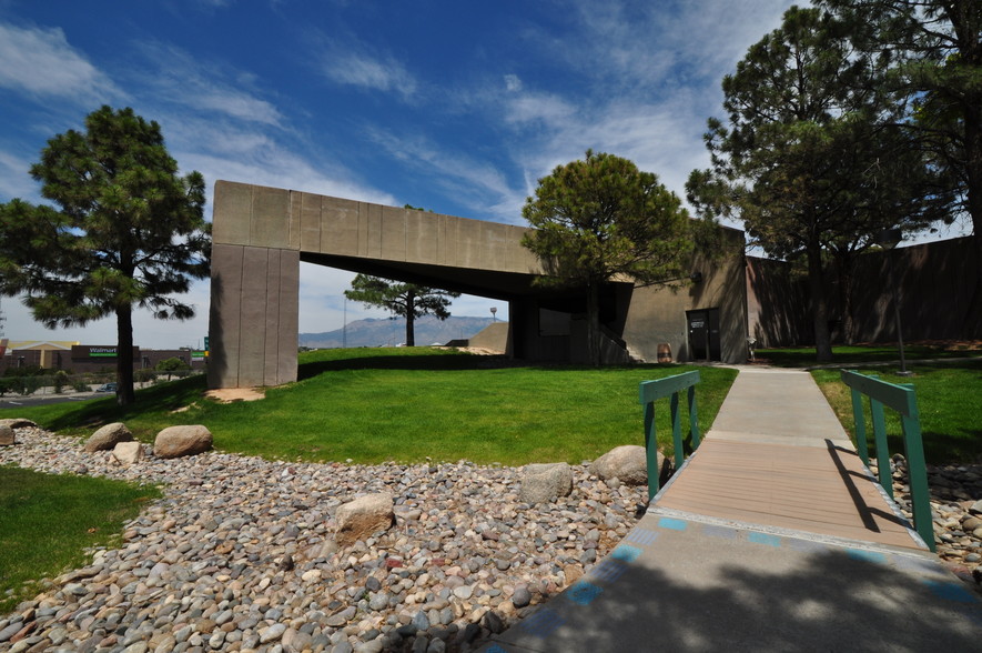 4801 Indian School Rd NE, Albuquerque, NM à vendre - Photo du bâtiment - Image 1 de 1