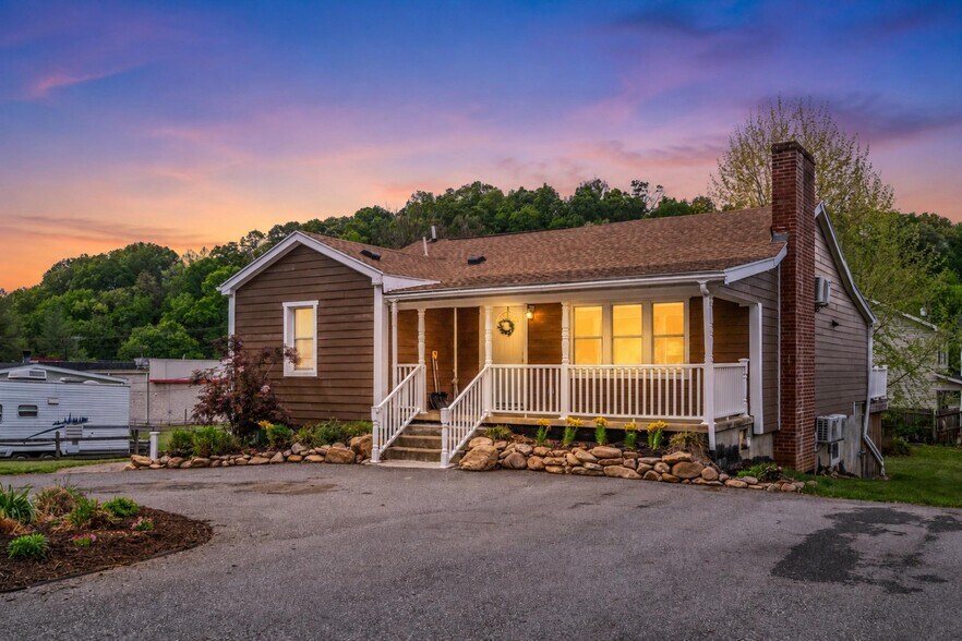217 W 28th St, Buena Vista, VA à vendre - Photo du bâtiment - Image 1 de 74