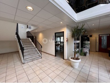 Flex in Lisses for lease - Lobby - Image 2 of 4