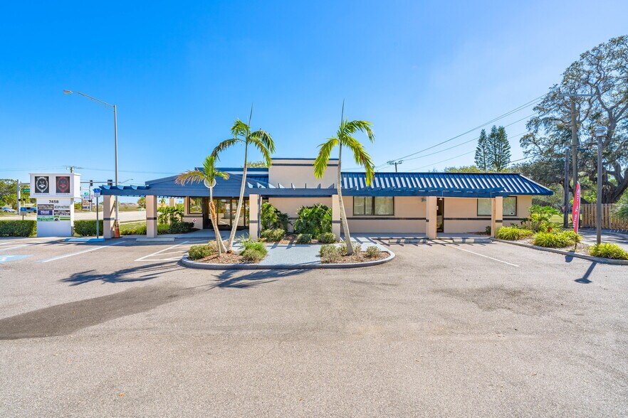 7458 N Tamiami Trl, Sarasota, FL à vendre - Photo du bâtiment - Image 2 de 14