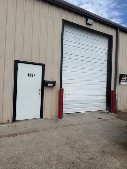 410-412 Elwood Rd, Irving, TX for lease - Building Photo - Image 2 of 9