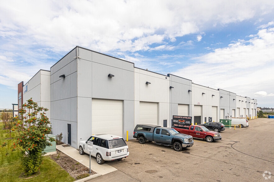14165-14185 162 Ave NW, Edmonton, AB à louer - Photo du bâtiment - Image 2 de 34