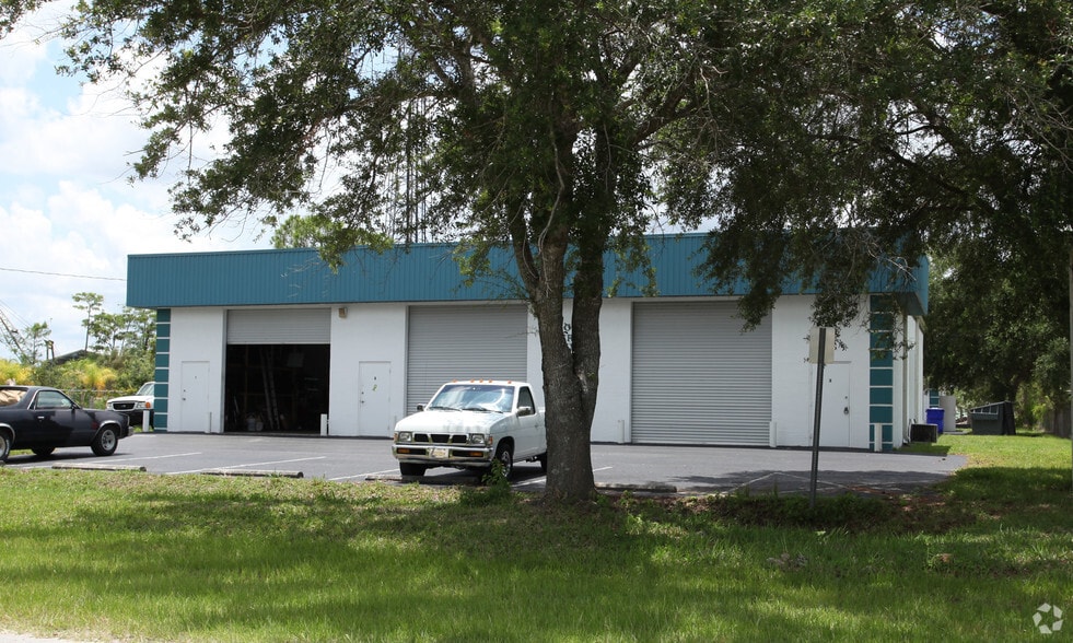 10931 K Nine Dr, Bonita Springs, FL for lease - Building Photo - Image 2 of 4