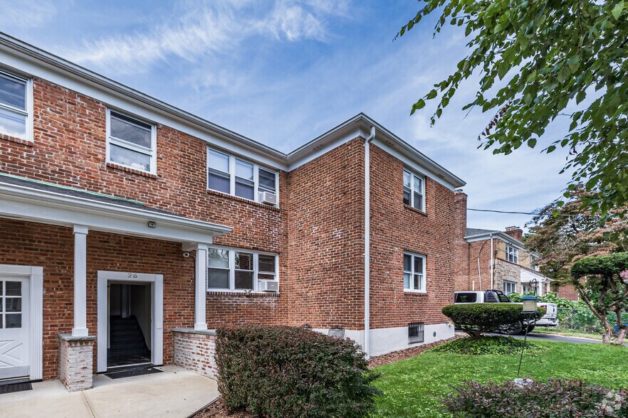 26 Linden St, Great Neck, NY à vendre - Photo du bâtiment - Image 2 de 14