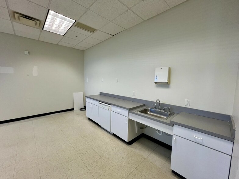 455 Cayuga Rd, Cheektowaga, NY à louer - Photo intérieure - Image 3 de 13