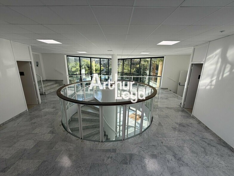 Office in Antibes for sale - Lobby - Image 2 of 6