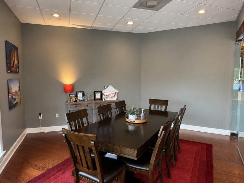 2117 Whitesburg Dr SE, Huntsville, AL à louer - Photo du bâtiment - Image 2 de 8