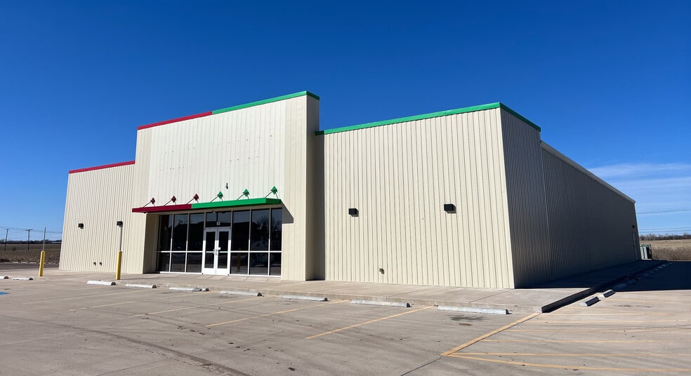 52 W K-4 Hwy, Hoisington, KS à louer - Photo principale - Image 1 de 3