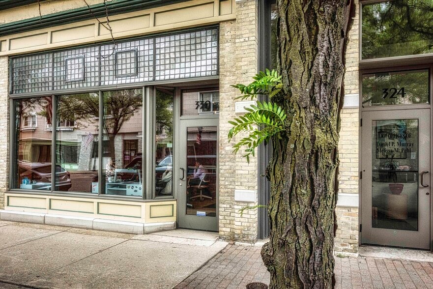 330 W Broadway Ave, Waukesha, WI for lease - Building Photo - Image 1 of 11