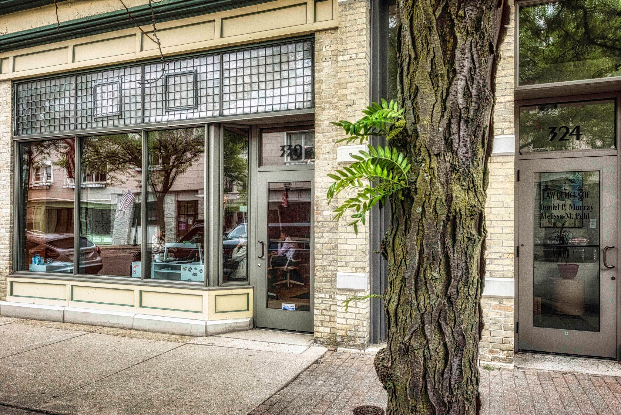 330 W Broadway Ave, Waukesha, WI à louer Photo principale- Image 1 de 12