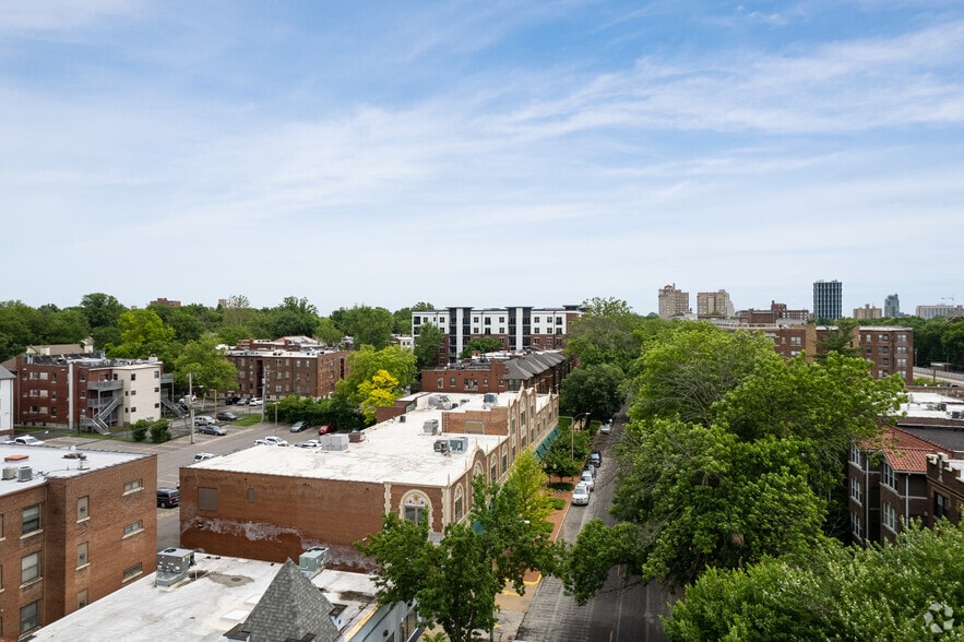 5585 Pershing Ave, Saint Louis, MO à louer - Aérien - Image 2 de 5