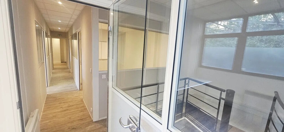 250 Avenue Du Président Wilson, Saint-Denis for sale - Interior Photo - Image 2 of 26