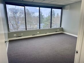 11-21 N Skokie Hwy, Lake Bluff, IL for lease Building Photo- Image 2 of 3