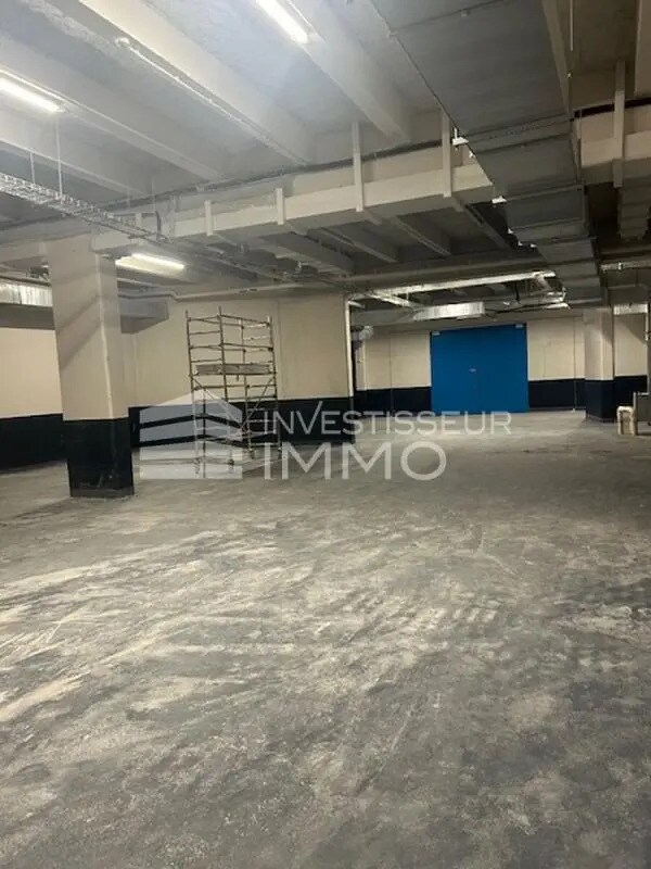 Flex in Paris for lease Interior Photo- Image 1 of 3