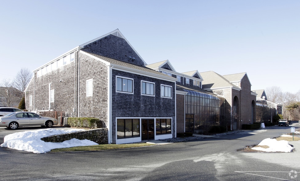 205 Worcester Ct, Falmouth, MA à vendre - Photo du bâtiment - Image 3 de 44