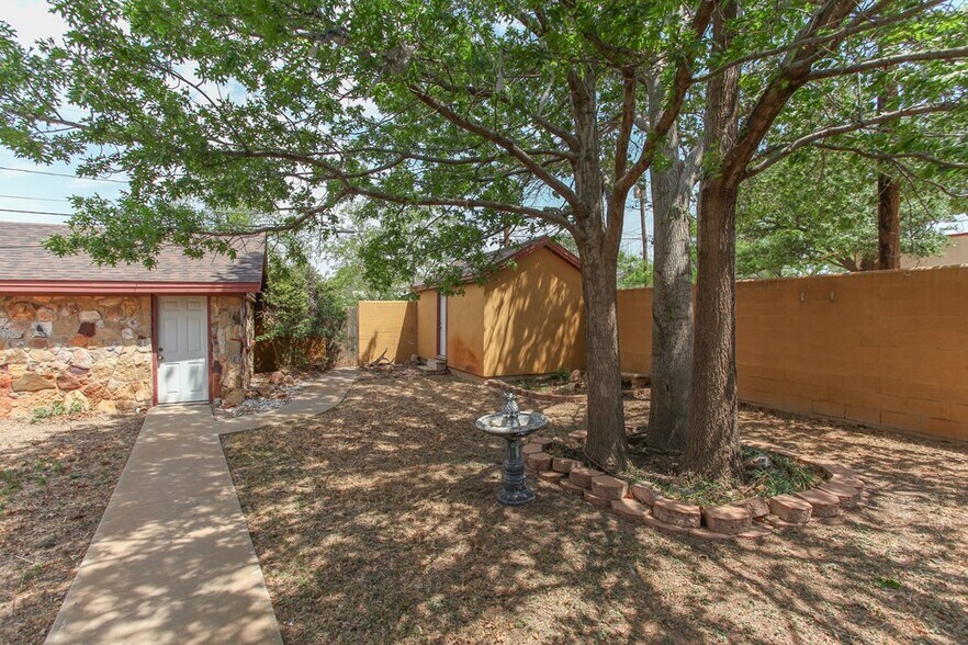 1201 E 11th Pl, Big Spring, TX à vendre - Photo du bâtiment - Image 3 de 41
