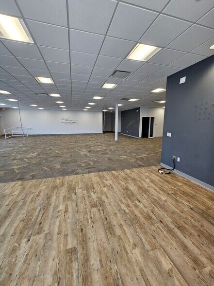 1130 E Walnut St, Carbondale, IL à louer - Hall d’entrée - Image 2 de 12