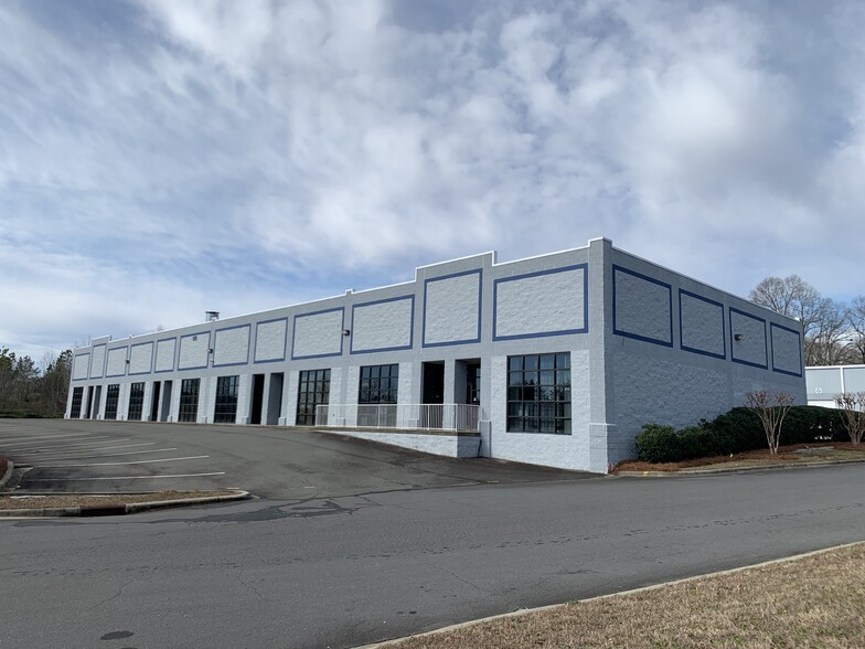 135 Cupped Oak Dr, Matthews, NC for lease - Building Photo - Image 1 of 18