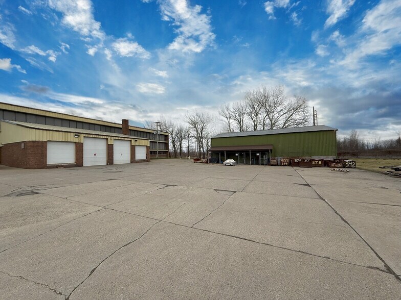 54145 Bates Rd, Chesterfield, MI à vendre - Photo du bâtiment - Image 3 de 7