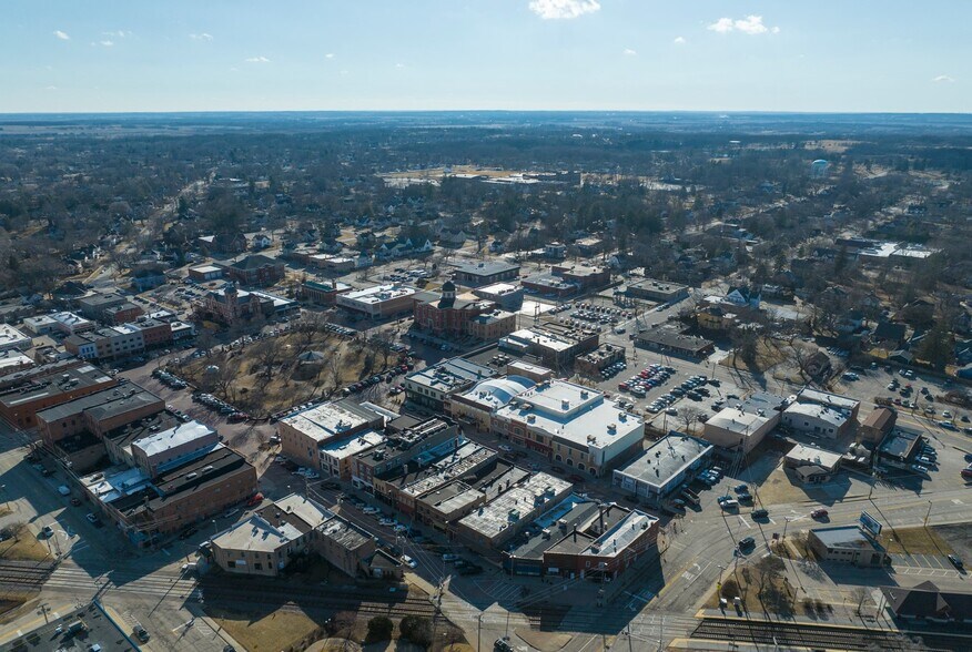118 Cass St, Woodstock, IL à vendre - Photo du bâtiment - Image 2 de 5