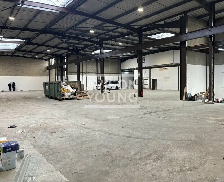 Flex in Le Thillay for lease - Building Photo - Image 1 of 6