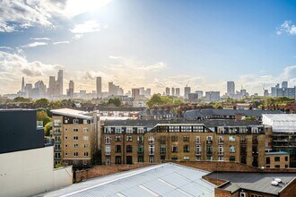 8 Andrews Rd, Londres à louer Photo du bâtiment- Image 1 de 9