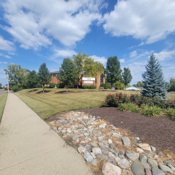 5020 Philadelphia Dr, Dayton, OH à louer - Photo du bâtiment - Image 3 de 3