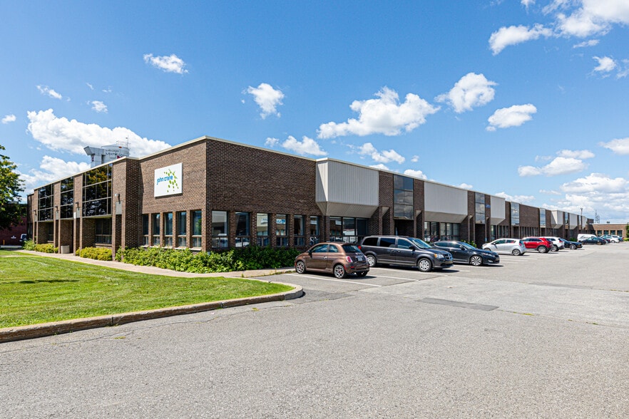 3465-3545 Boul Thimens, Montréal, QC à louer - Photo du bâtiment - Image 2 de 8