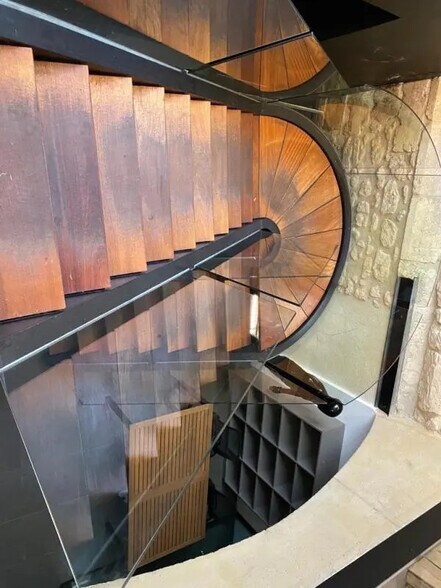 Flex in Bordeaux for lease - Interior Photo - Image 3 of 4