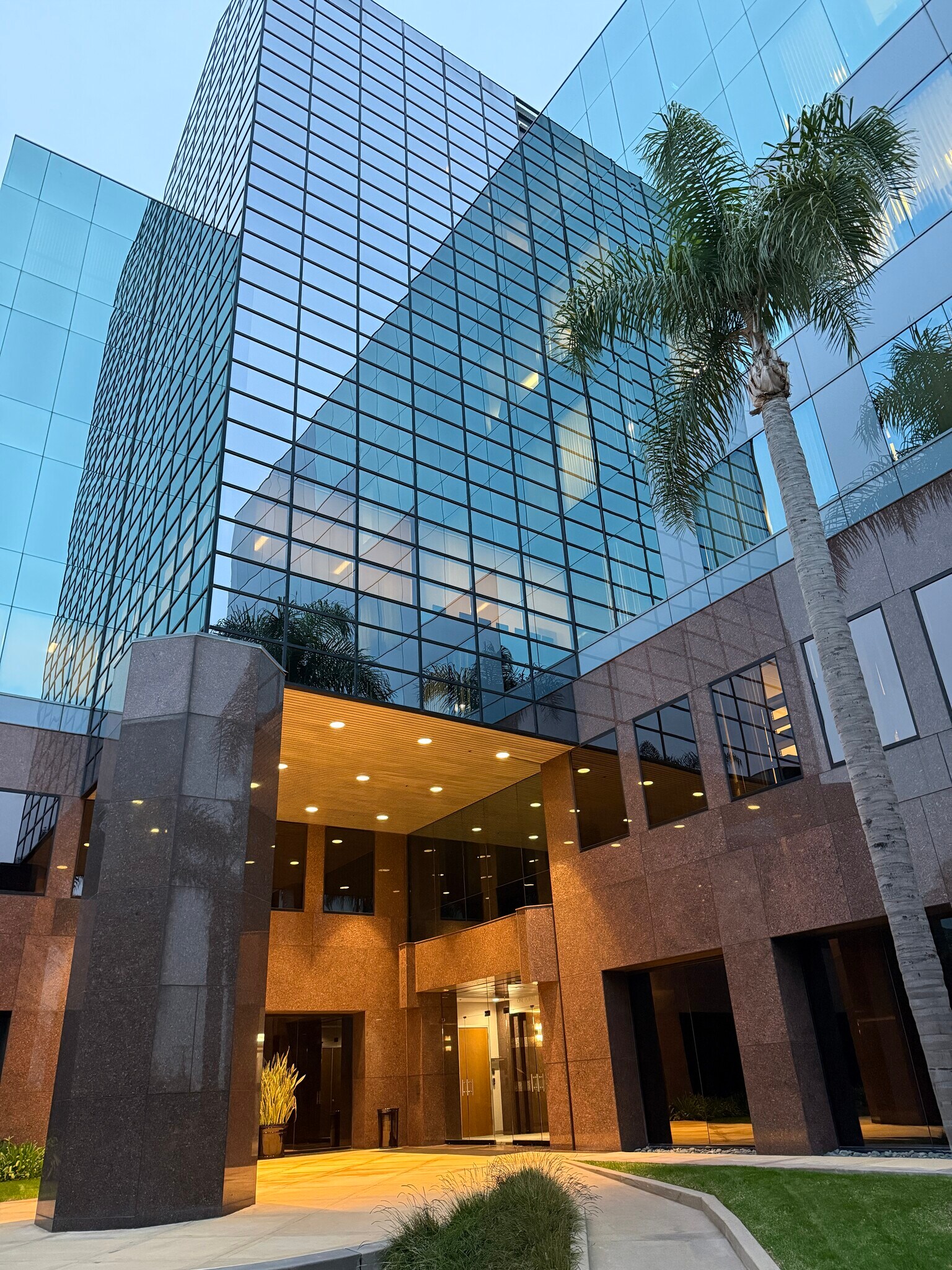 1 Pointe Dr, Brea, CA à louer Photo intérieure- Image 1 de 6