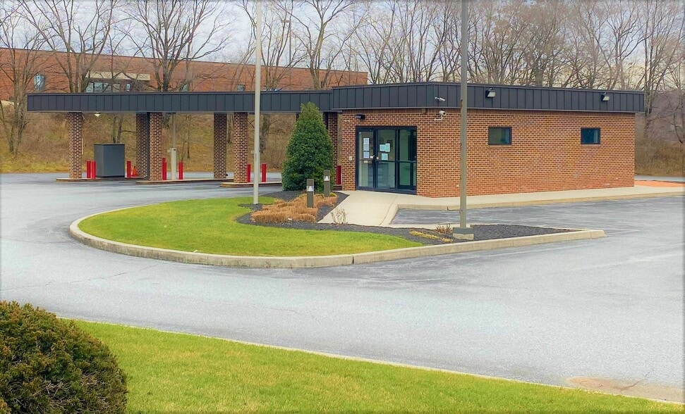 339 E Park Dr, Harrisburg, PA for lease - Building Photo - Image 1 of 5