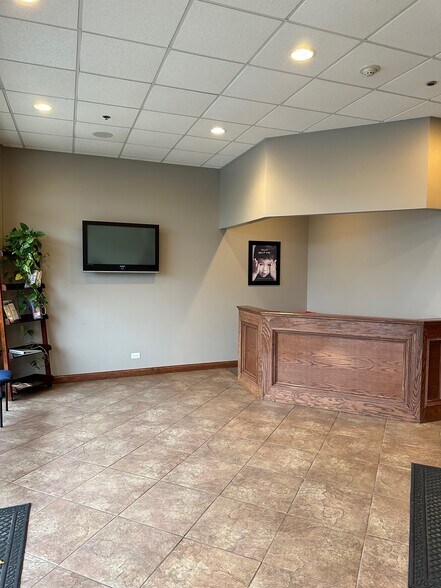 568 Brook Forest Ave, Shorewood, IL à louer - Hall d’entrée - Image 2 de 3