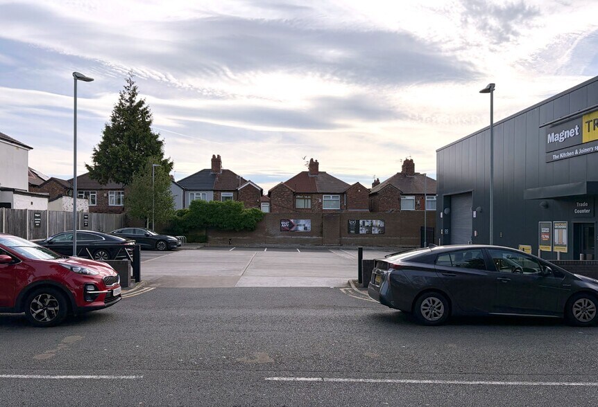 315 Edge Ln, Liverpool à louer - Photo du bâtiment - Image 2 de 2