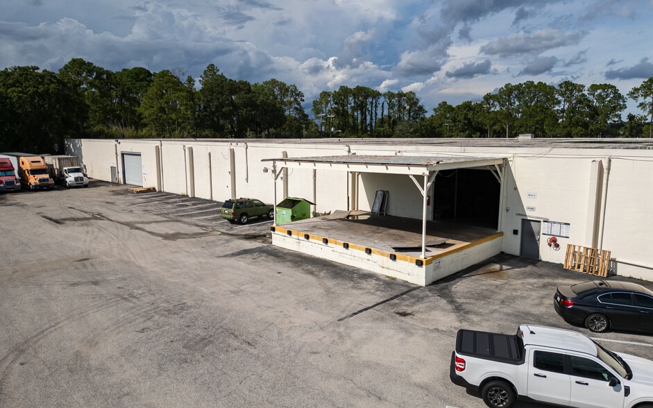 5107 W University Blvd, Jacksonville, FL à louer - Photo du bâtiment - Image 3 de 25