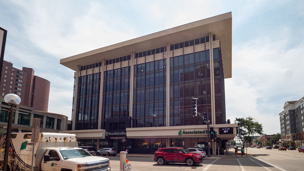 206 S Broadway, Rochester, MN à louer - Photo du bâtiment - Image 3 de 62