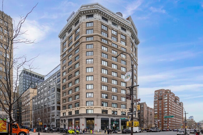 Plus de détails pour One Soho Sq, New York, NY - Commerce de détail à louer