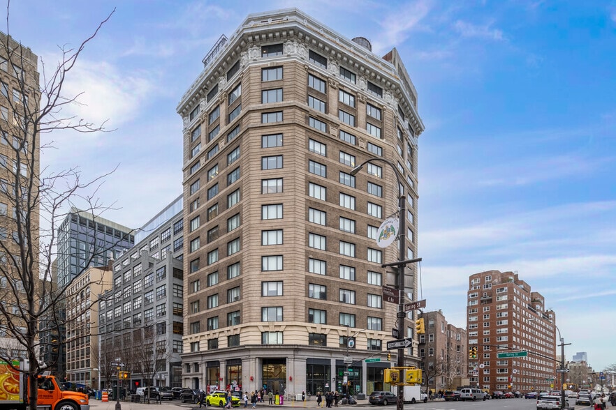 One Soho Sq, New York, NY à louer - Photo du bâtiment - Image 1 de 29