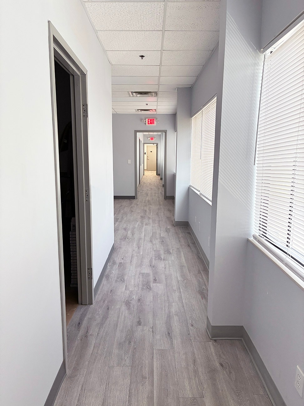 5001 Crown Manor Pl, Louisville, KY for lease Interior Photo- Image 1 of 5