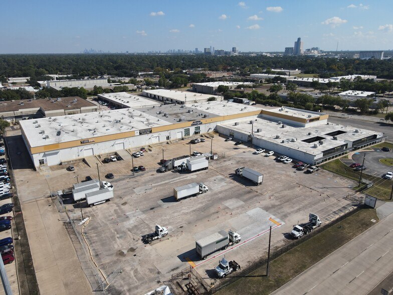 1530 W Sam Houston Pky N, Houston, TX à louer - Photo du bâtiment - Image 1 de 15