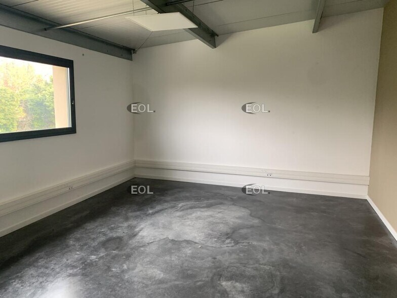 Office in Le Thor for lease - Interior Photo - Image 1 of 5