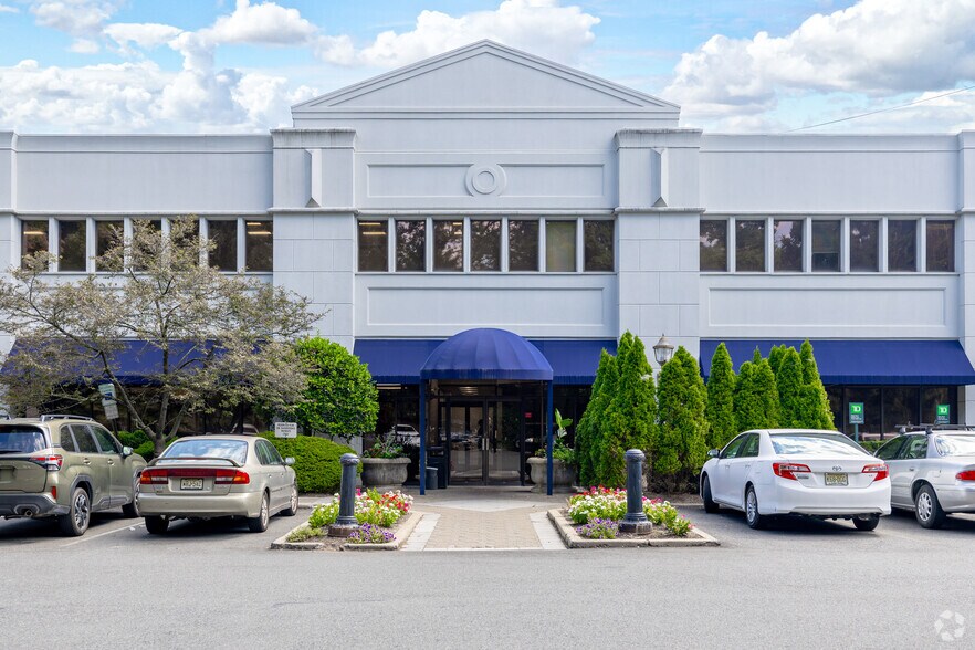 275-277 Forest Ave, Paramus, NJ à vendre - Photo du bâtiment - Image 2 de 9