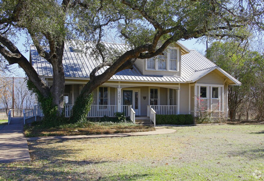 2401 Hunter Rd, San Marcos, TX à louer - Photo du bâtiment - Image 2 de 5