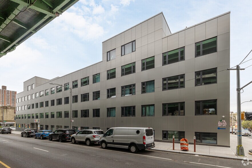 6002-6020 3rd Ave, Brooklyn, NY à louer - Photo du bâtiment - Image 3 de 23