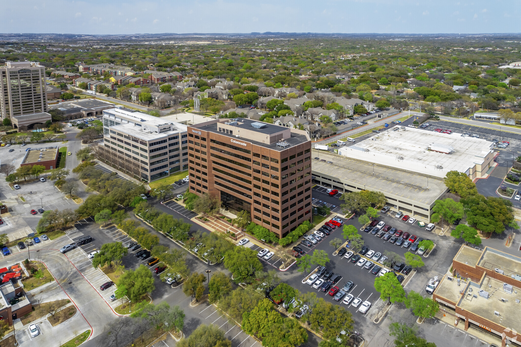 9901 W IH-10, San Antonio, TX à louer Photo du b timent- Image 1 de 13