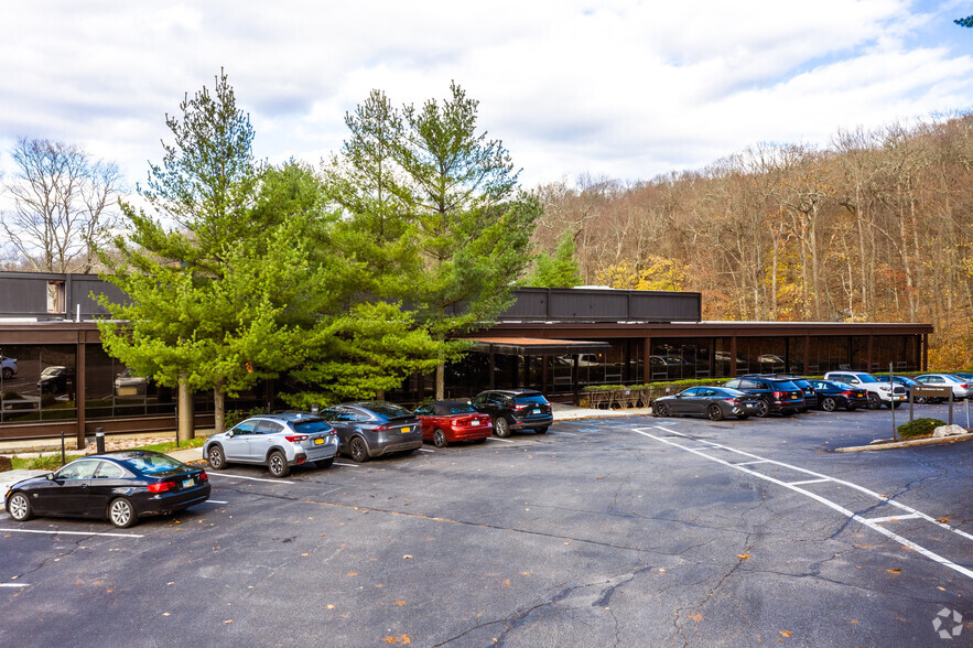 555 Pleasantville Rd, Briarcliff Manor, NY for lease - Building Photo - Image 2 of 5